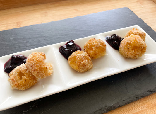 Bolitas de mozzarella con mermelada de arándanos