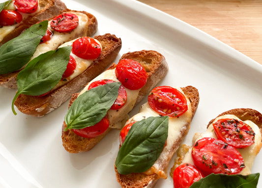 Crostini de provolone, tomates asados y albahaca