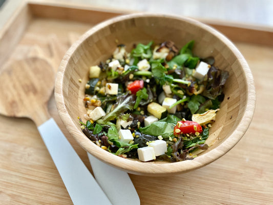 Ensalada de verduras asadas, queso feta y pistachos