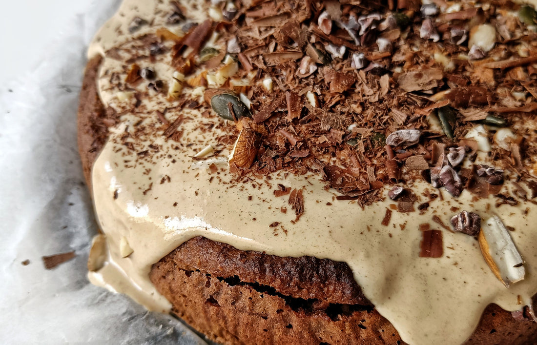 Tarta de chocolate y boniato con glaseado de crema de cacahuete