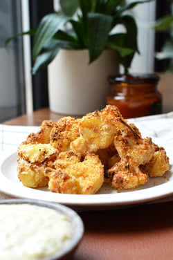 Coliflor rebozada con salsa de queso azul