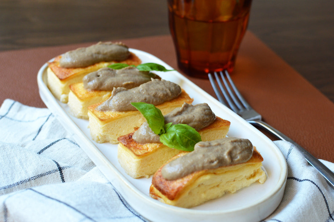 Pastel de cebolla y queso con salsa de setas