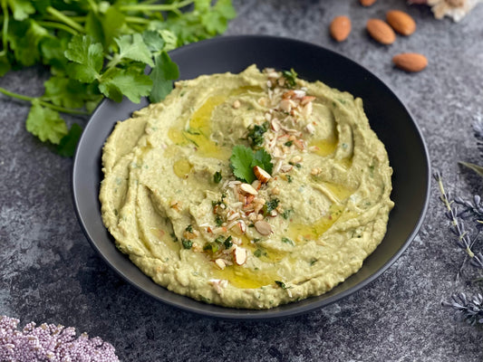 Hummus de aguacate con almendras y cilantro