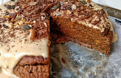 Tarta de chocolate y boniato con glaseado de crema de cacahuete