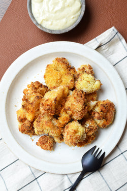 Coliflor rebozada con salsa de queso azul