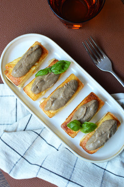 Pastel de cebolla y queso con salsa de setas