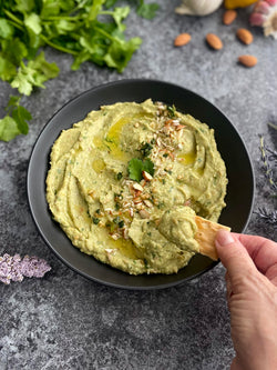 Hummus de aguacate con almendras y cilantro